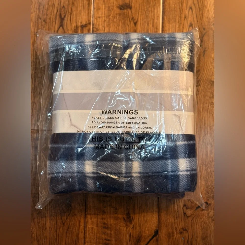NWT Plaid Soft Cozy Fleece Throw Blanket in Blue/White. Size: 50” x 60”.